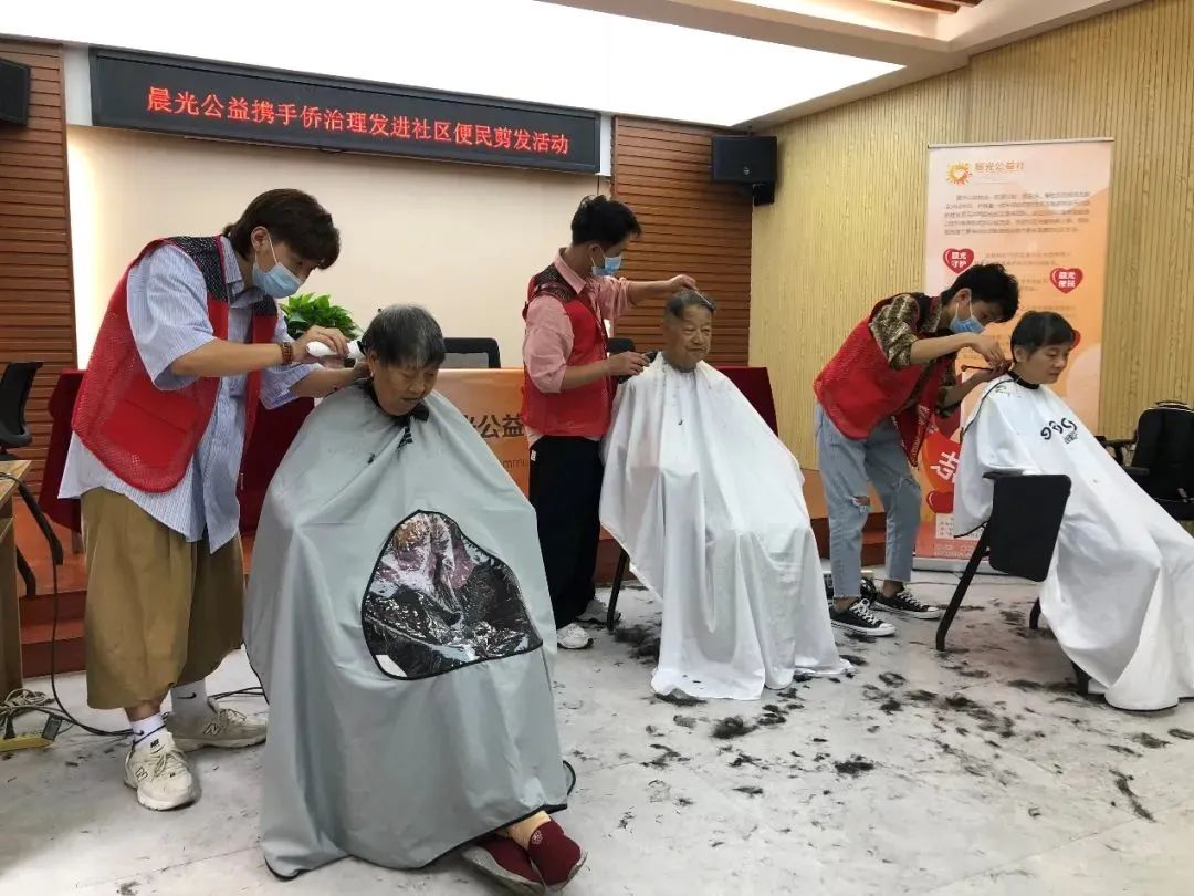 一个黑发女人在理发店给一个男人剪头发照片摄影图片_ID:102017701-Veer图库