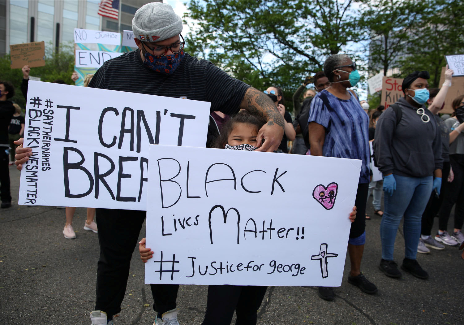 29日底特律抗议示威活动中，有人举着“我无法呼吸”“黑人的命也是命”标语。