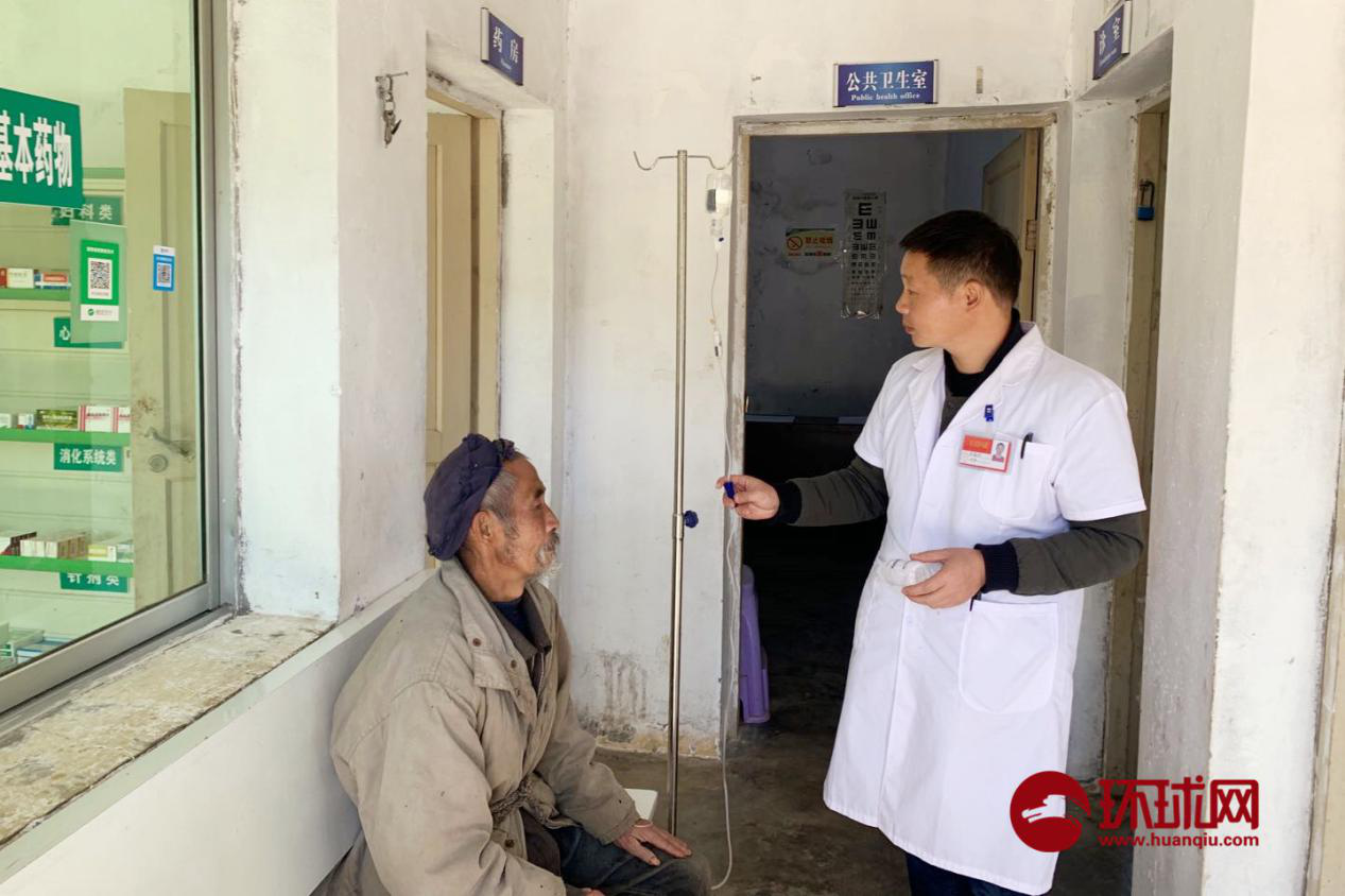 图为朱旭鹏给村民看病。 环球网记者 高蓉杰 摄
