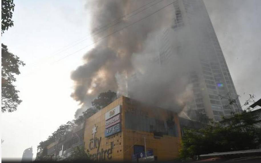 孟买购物中心起火现场图