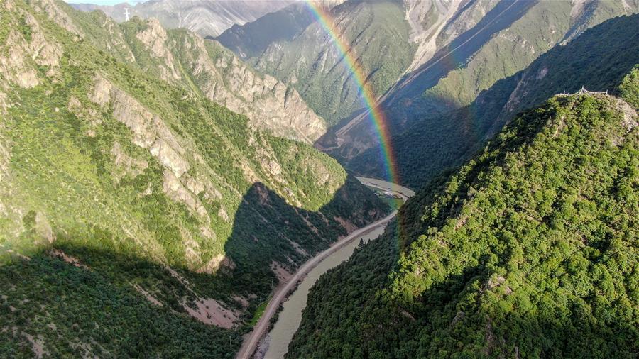 夏日傍晚,位于西藏那曲市嘉黎县的独俊大峡谷在雨后出现彩虹,美不胜收