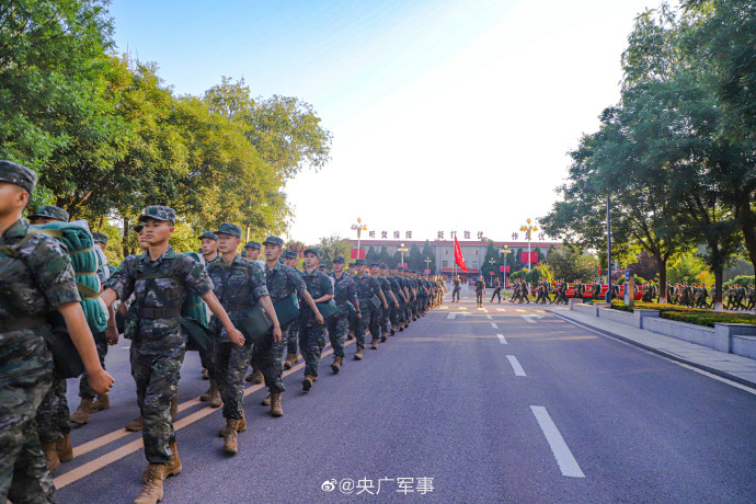 加钢淬火！千余名武警新兵徒步行军