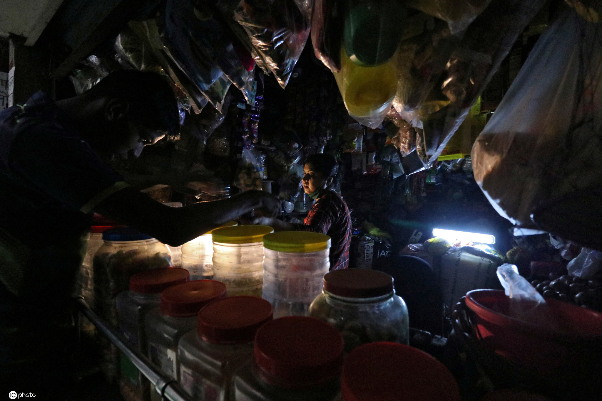 印度孟买停电漆黑一片交通运行受影响