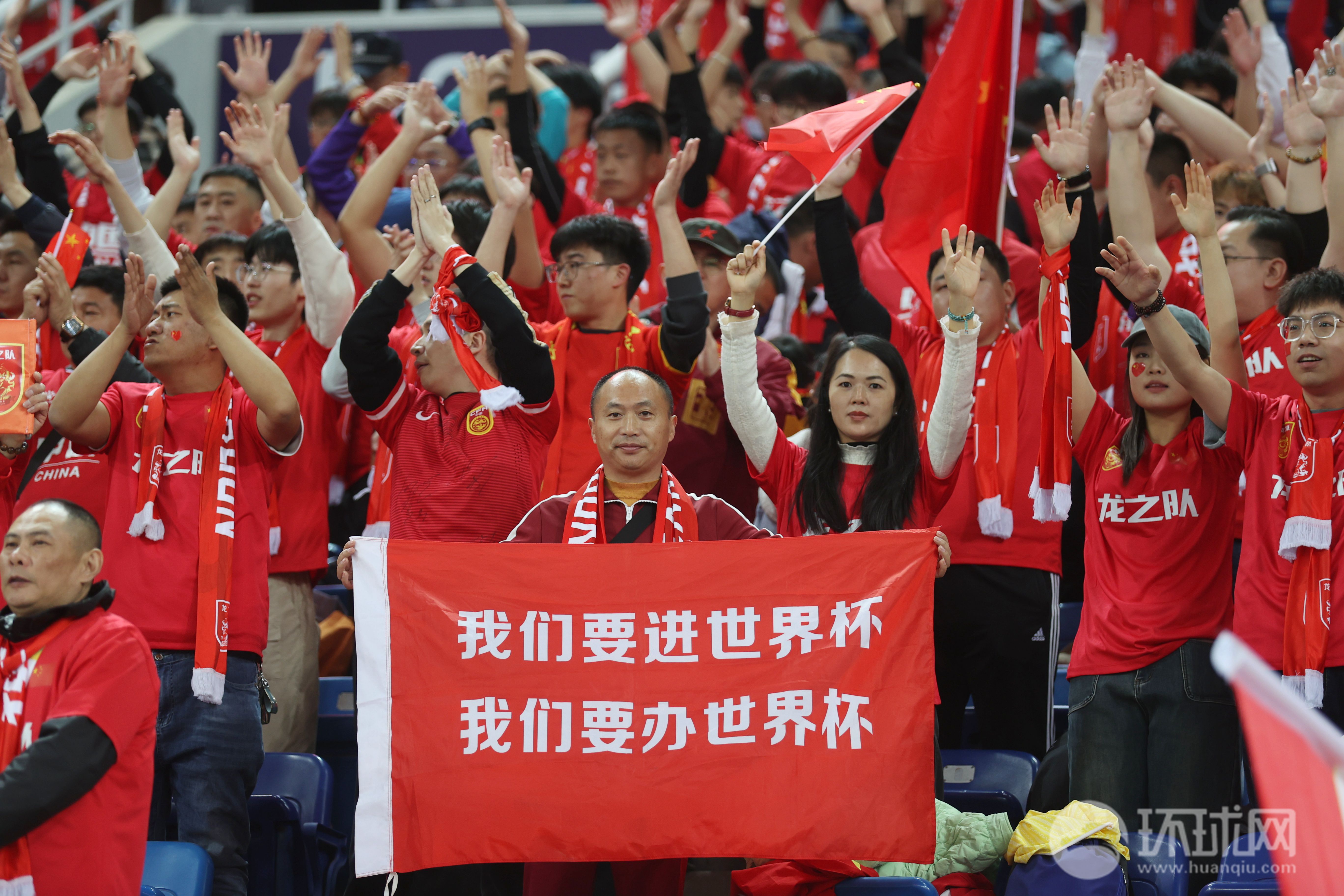 26日晚，在天津举行的2026年国际足联世界杯亚洲区预选赛36强赛C组比赛中，中国男足国家队在天津主场4比1击败新加坡队，结束了队伍自11月以来正赛不胜的尴尬纪录。（记者崔萌 卢文骜）