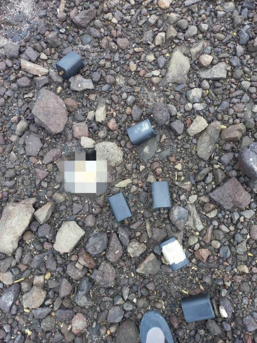 台海军向海里扔垃圾漂上岸，台媒再次曝光“物证”照片。图源：台湾中时新闻网