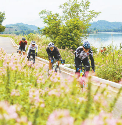 浙江省杭州市环千岛湖绿道骑行活动中，市民骑行运动。王建才摄（人民视觉）