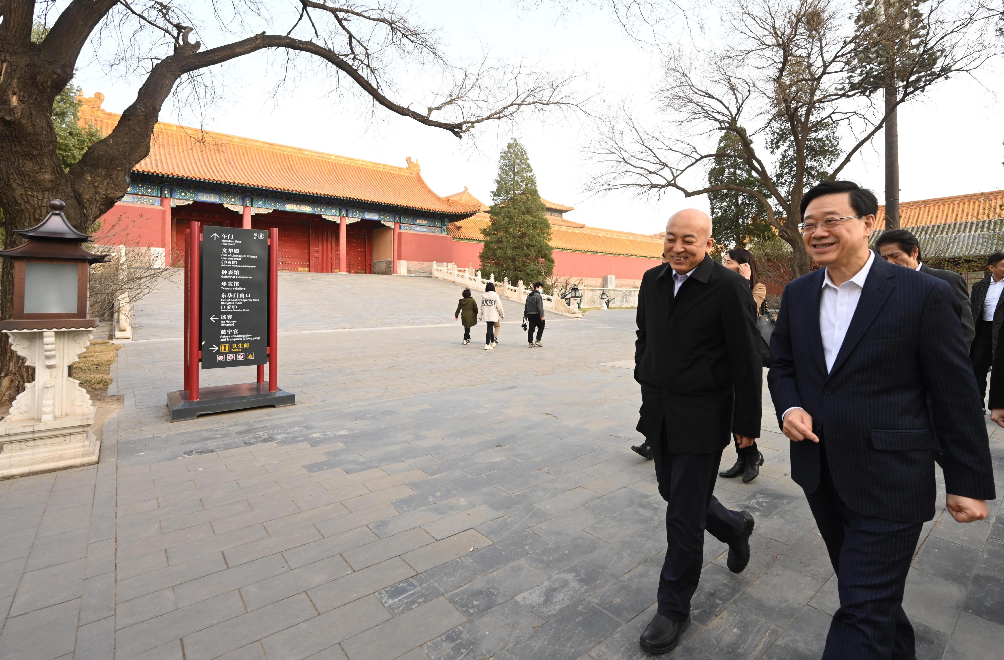李家超3月14日下午在北京参观故宫博物院。图为李家超（右），旁为王旭东（左）。图自香港特区政府新闻网