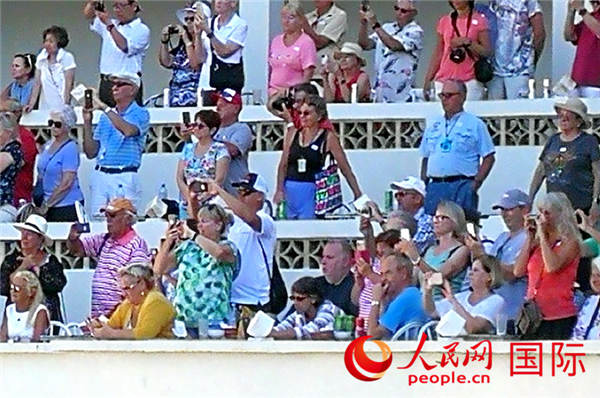 悬崖跳水景点酒店的观景台 于世文 摄