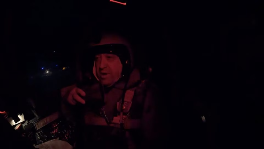 普里戈津在苏-24战机上录制视频邀泽连斯基进行“空中决斗”。图源：外媒