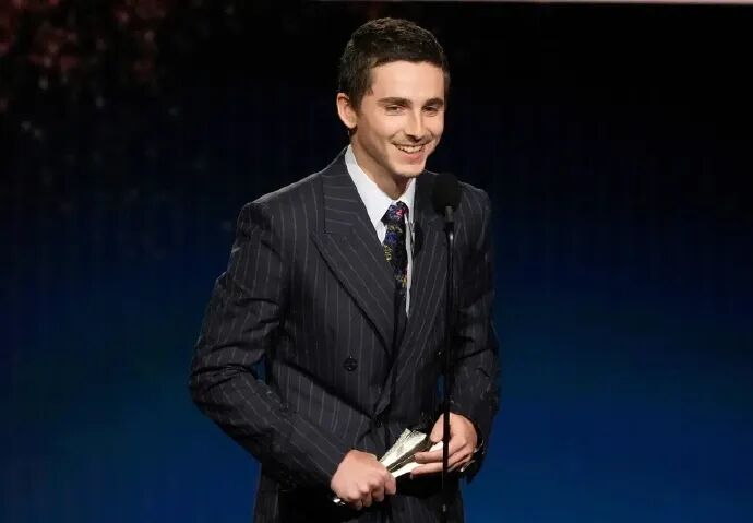 在当时，他罕见公开表白女友金小妹：“感谢我三年来的伴侣，感谢你为我们打下的基础。我爱你，没有你我做不到这一切，由衷地感谢你，真的非常感谢。”