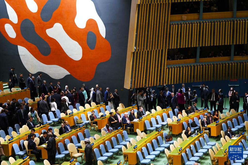 9月26日，在位于纽约的联合国总部，众多代表退场抗议。新华社记者吴晓凌摄