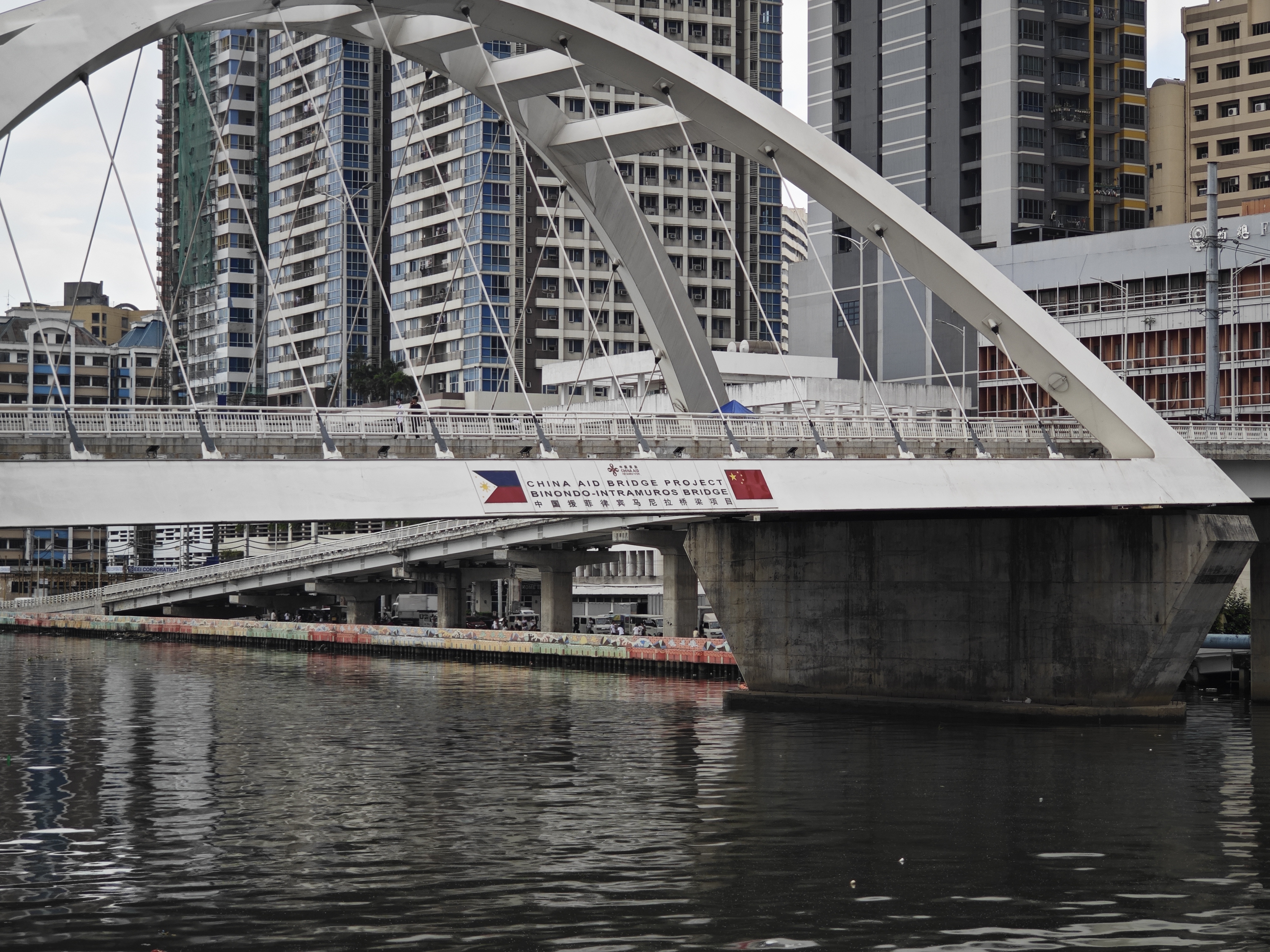 中国为菲律宾援建的桥梁项目。马尼拉堪称亚洲最堵车的城市之一，市内交通状况一直为当地民众诟病，中国援建的桥梁项目对当地交通状况改善起到了促进作用。（樊巍摄）