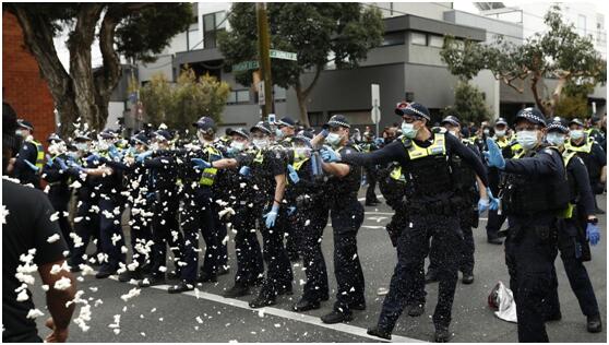 警方向抗议者喷洒辣椒喷雾 图自澳媒