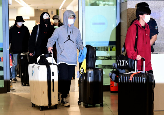 海外巡回演出结束后，“OMEGA X”成员回到韩国。 图自韩媒