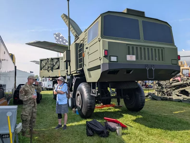 7月25日，一名美国空军成员在威斯康星州奥什科什举行的一场航空展览上向来宾介绍“红旗-16防空导弹系统的仿制品”。 图源：外媒报道配图