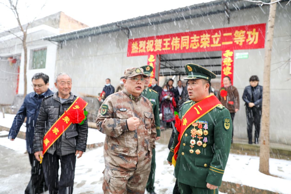 与乡亲们一同见证并分享大荔好男儿王伟带给故乡亲人的荣光与喜悦。徐朝伟摄