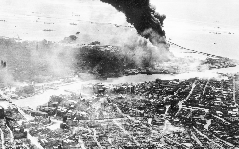 马尼拉战役中，被困日军在城内纵火。