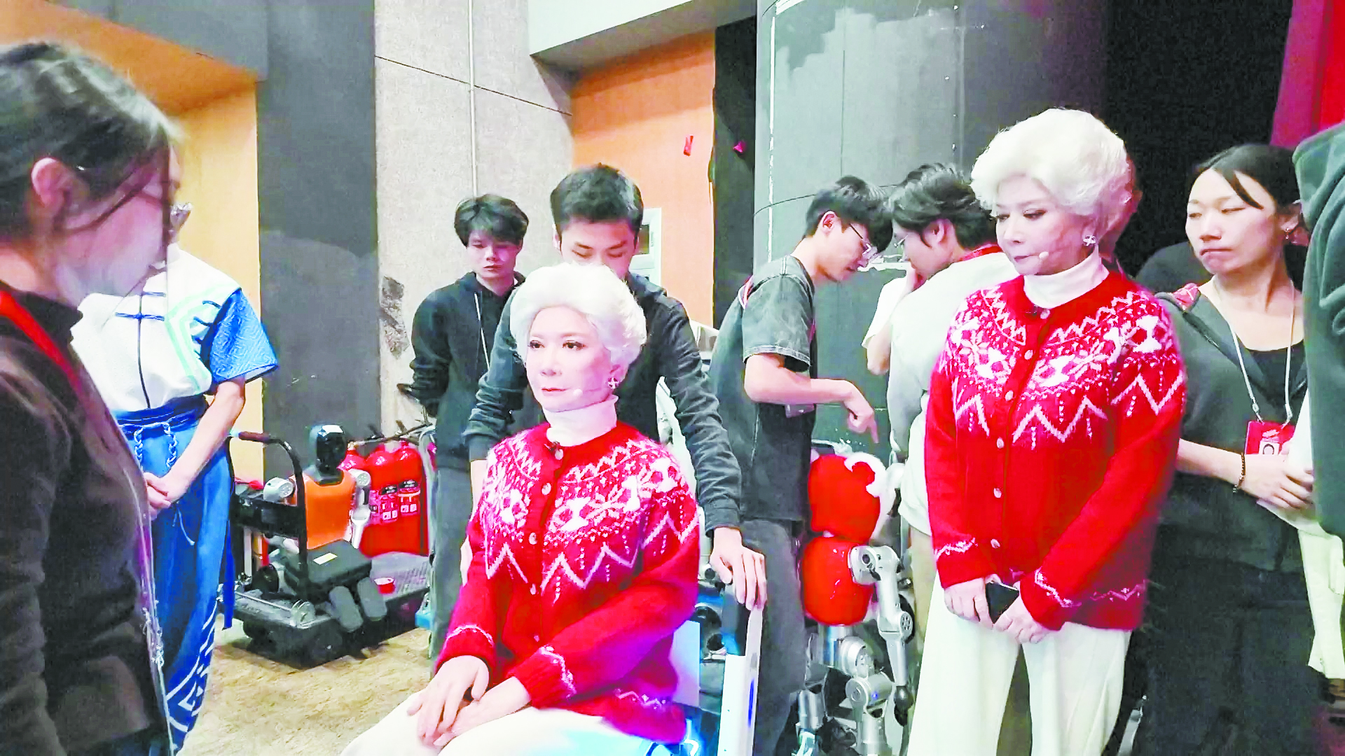 演员蔡明和“机器人蔡明”在春晚后台准备。