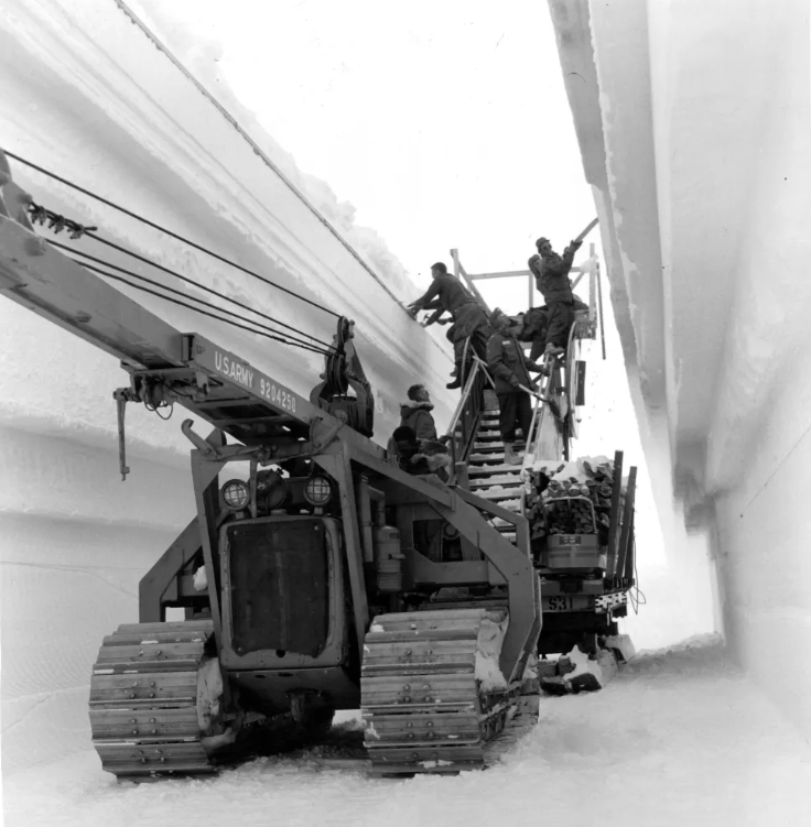 美军在建造“世纪营”内的冰墙。