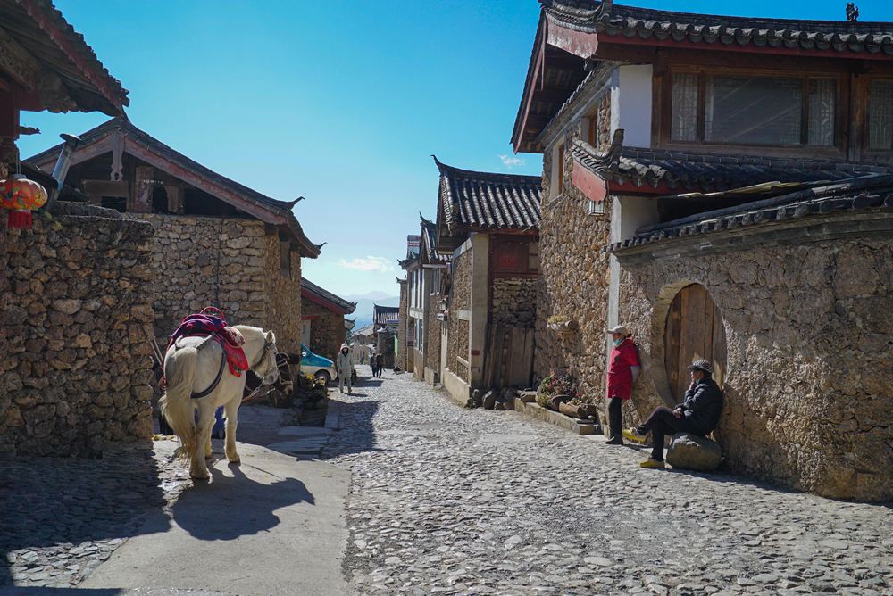 云南丽江"玉龙雪山第一村"玉湖村:石砌房屋 景色别致