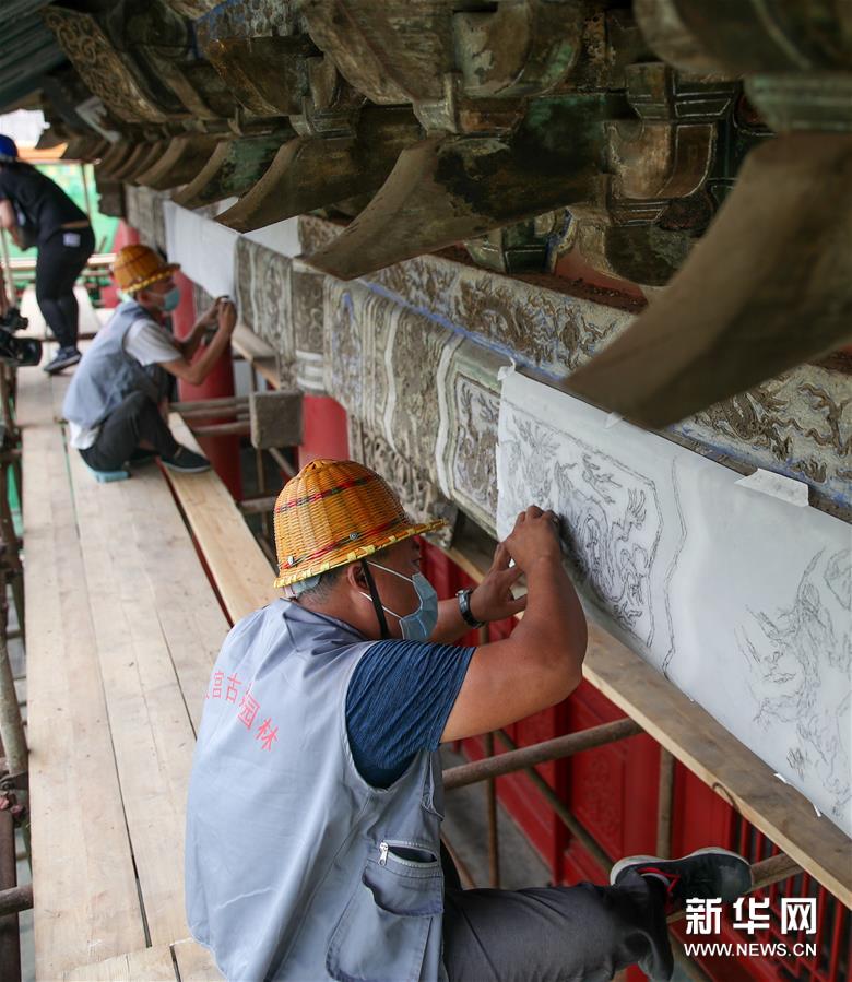 6月30日,工作人员在沈阳故宫进行古建筑油饰彩画保护修复工作.