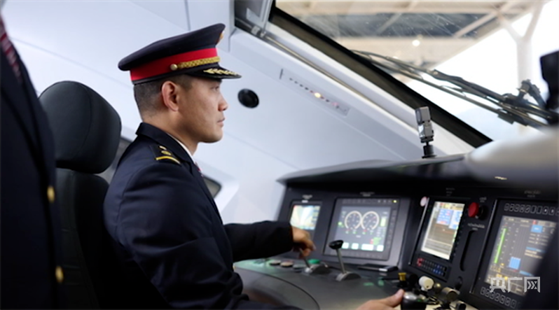 李光登驾驶“复兴号”驶向老挝万象（央广网记者 魏文青 摄）