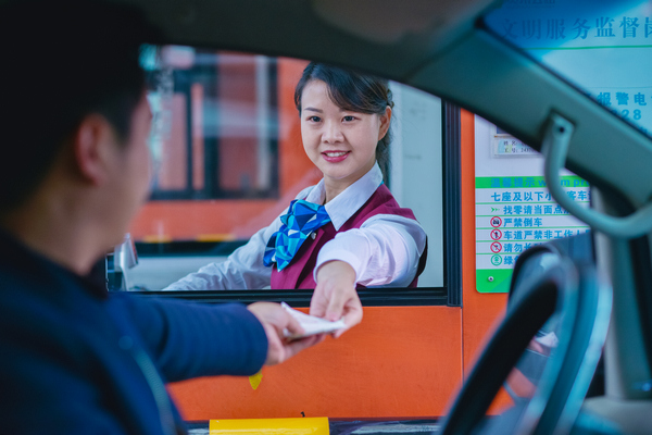 微笑服务.贵州省公路开发有限责任公司供图