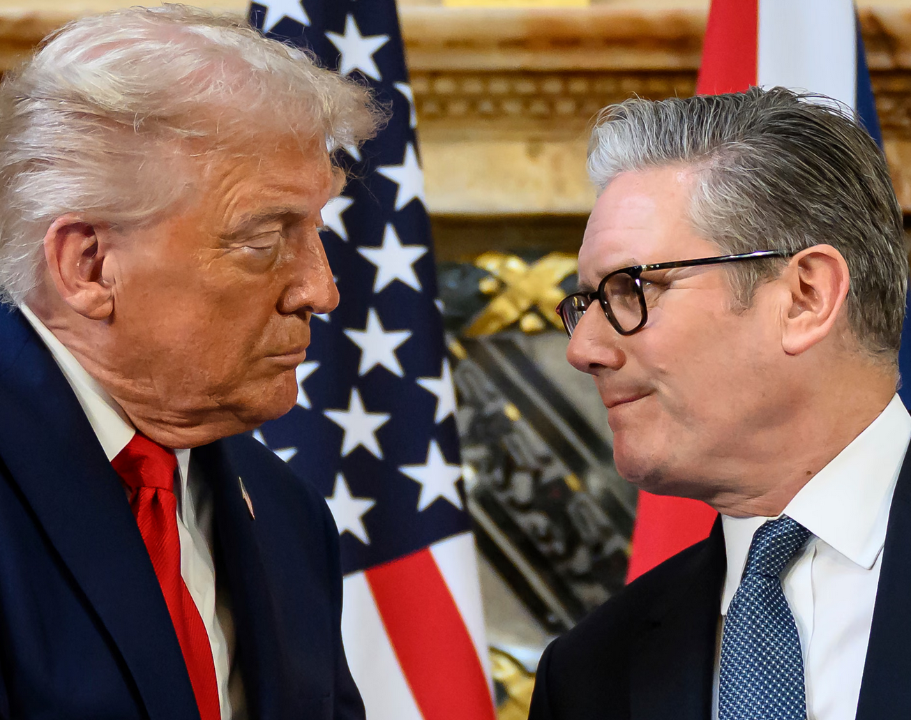 美国总统特朗普与英国首相斯塔默在记者会上，资料图 图源：英媒