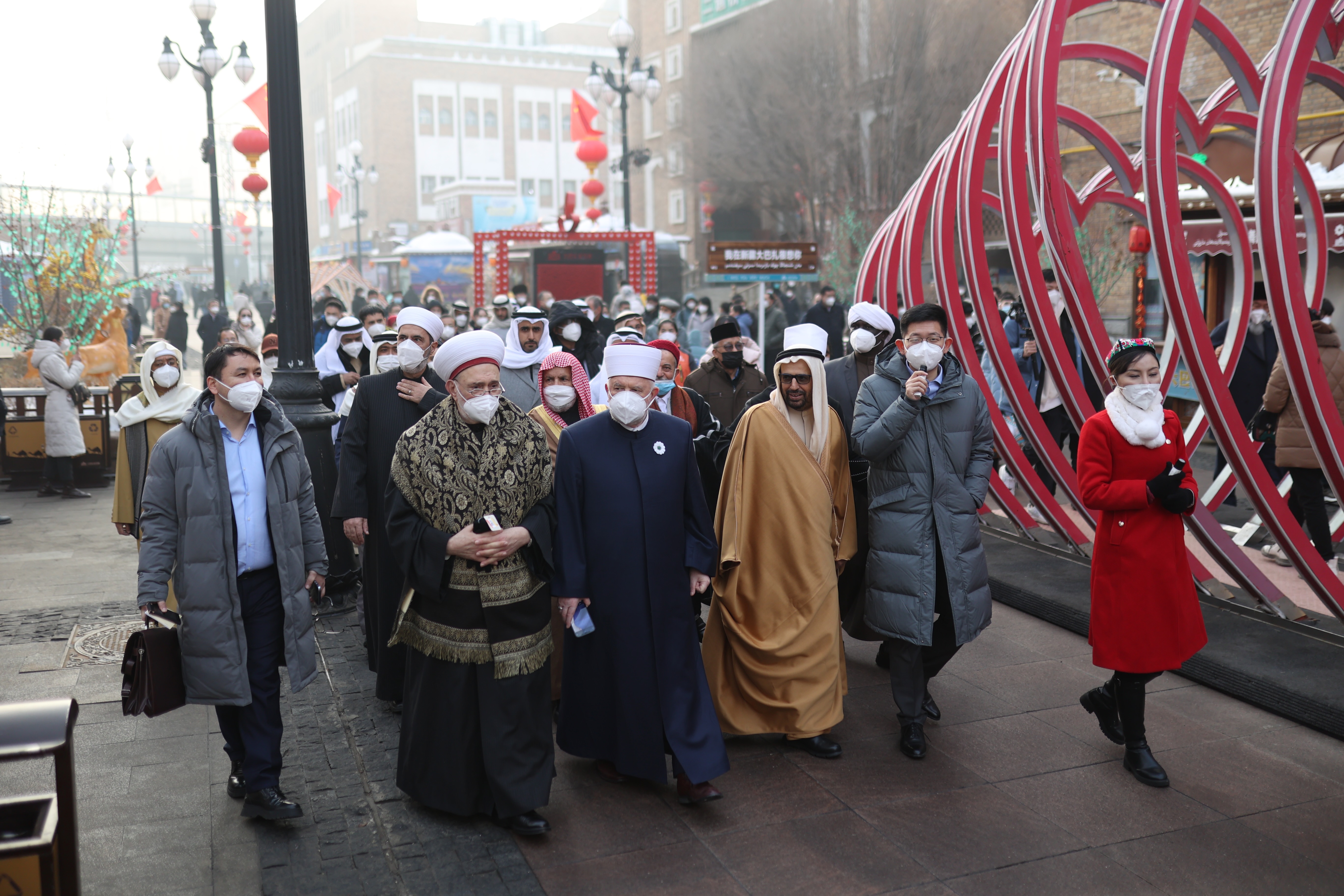 8日，世界知名伊斯兰宗教人士和学者代表团到乌鲁木齐国际大巴扎参观