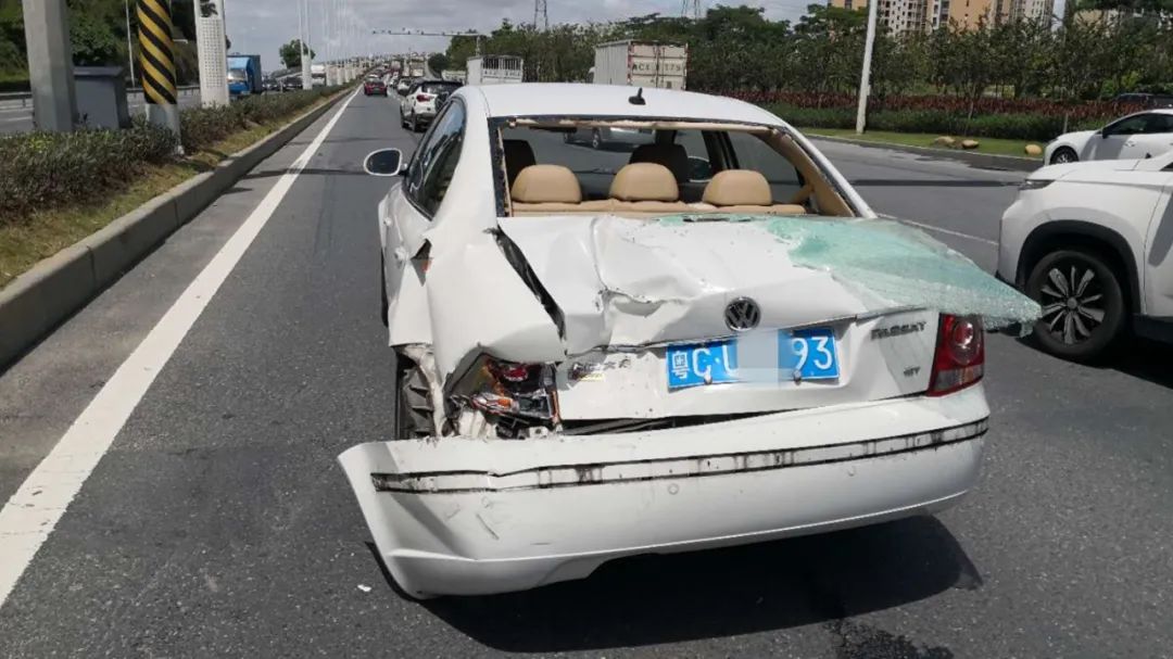 女司机珠海大桥遇惊魂大车飞车侧翻被压瞬间她做这件事捡回一命