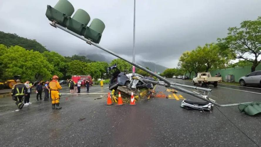 台湾花莲一押解犯人警车23日发生车祸。图源：台湾联合新闻网