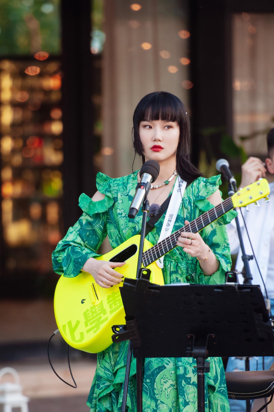 姐姐团路演造型曝光张雨绮猕猴桃妆亮眼黄龄公主切俏皮