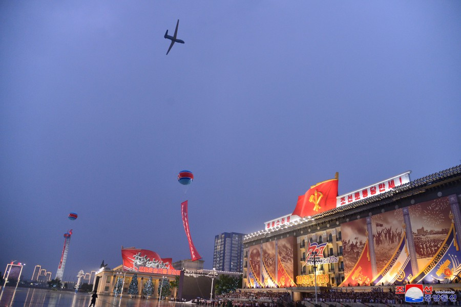 新型无人侦察机和无人攻击机进行空中受阅飞行。 图源：朝中社