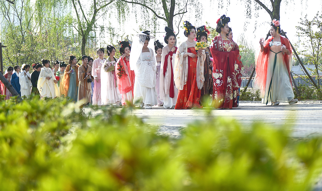 (视觉中国)汉服市场的火爆增长背后,是汉服文化正在更深地融入中国人