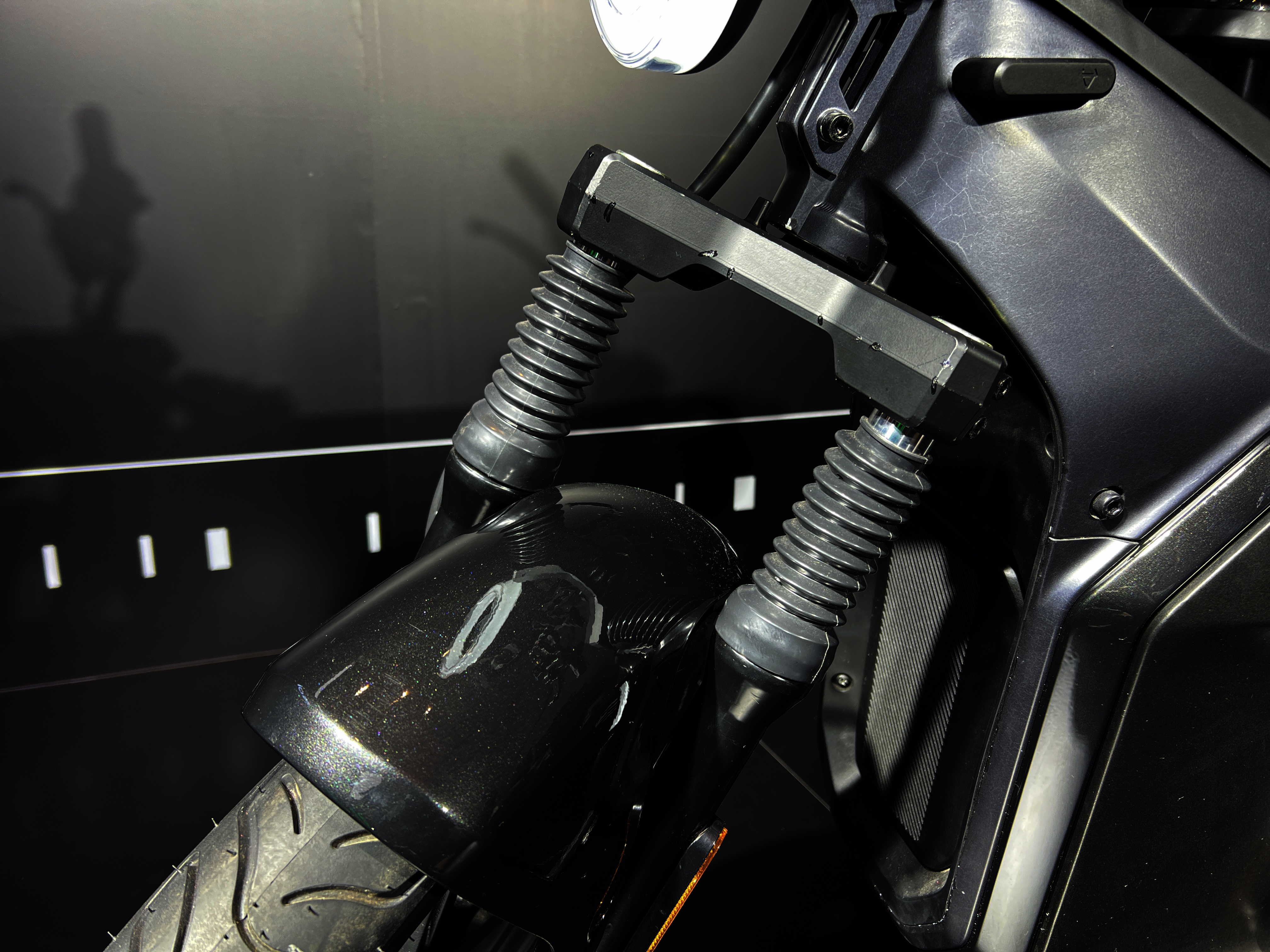 小牛电动sqi体验采用镁合金一体压铸成型车架