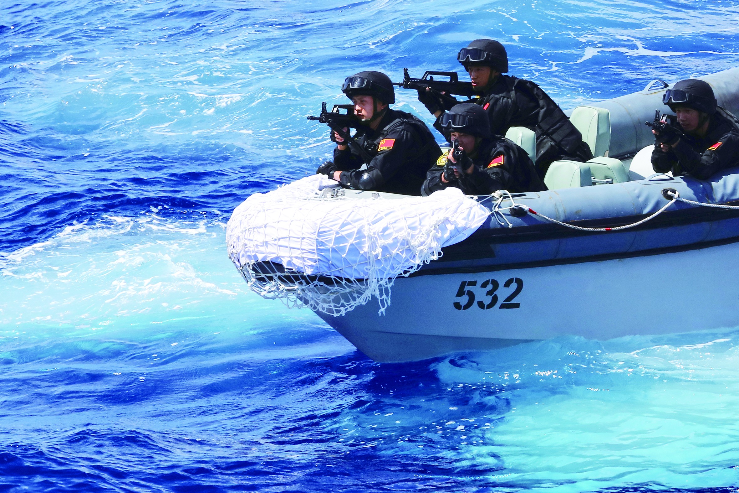2020年5月2日，第35批护航编队在进行反海盗、营救遇险船只等针对性训练。 钟魁润 摄