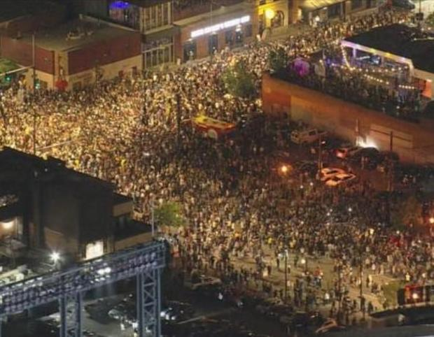 当地时间6月12日，丹佛掘金队赢得队史首座NBA总冠军奖杯后，球迷们聚集在主场外的街道上 图源：CBS