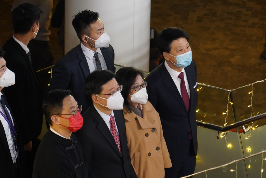 李家超（前排左二）夫妇与香港市民一起参加跨年倒数活动。图自香港星岛网
