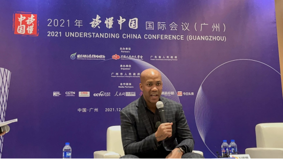 图为马布里在“2021年读懂中国国际会议（广州）”接受现场记者采访。摄影/曹思琦