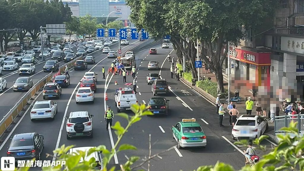 目前，事发路面已恢复正常通行