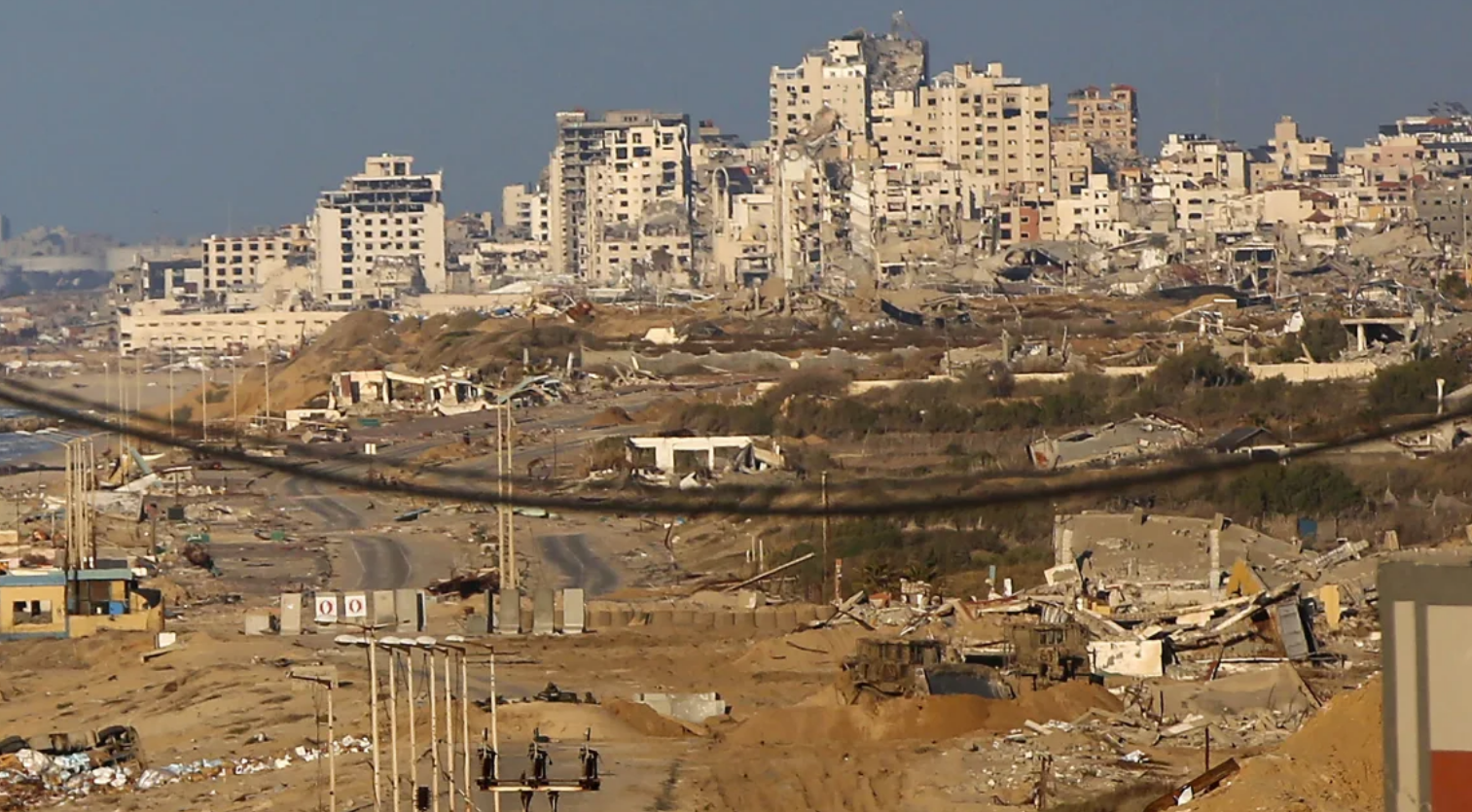 位于加沙地带中部内扎里姆走廊被破坏。图源：美国有线电视新闻网（CNN）