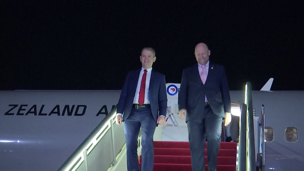 2023年6月25日，北京，新西兰总理希普金斯(左)和新西兰驻华大使莫顿(右)走下飞机。图源：视觉中国