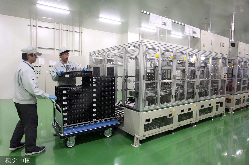 日本大阪，松下公司锂电池工厂生产线。（视觉中国）