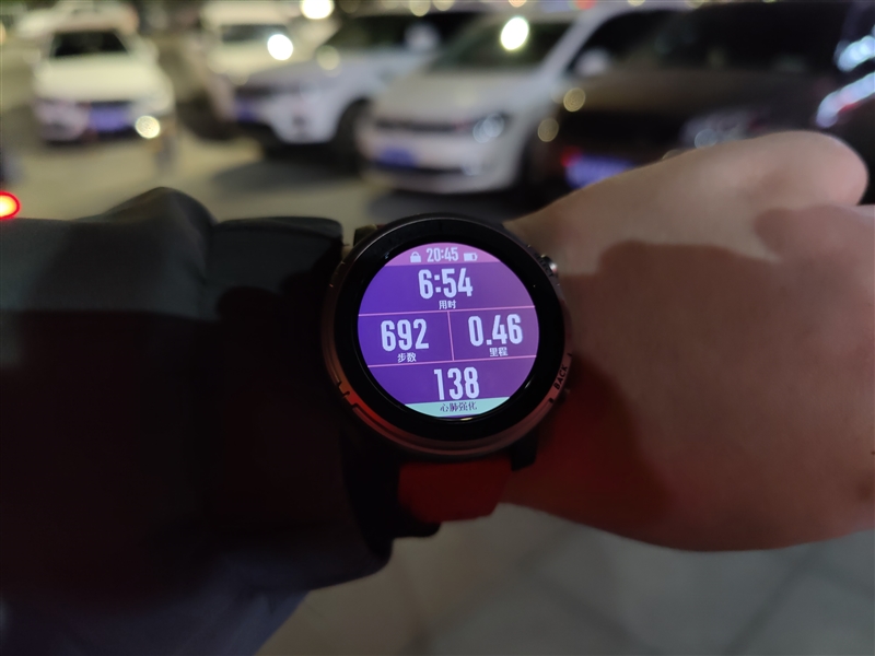 运动中 就可以通过手表查看运动数据 最下方直接写出了当前的运动状态供参考