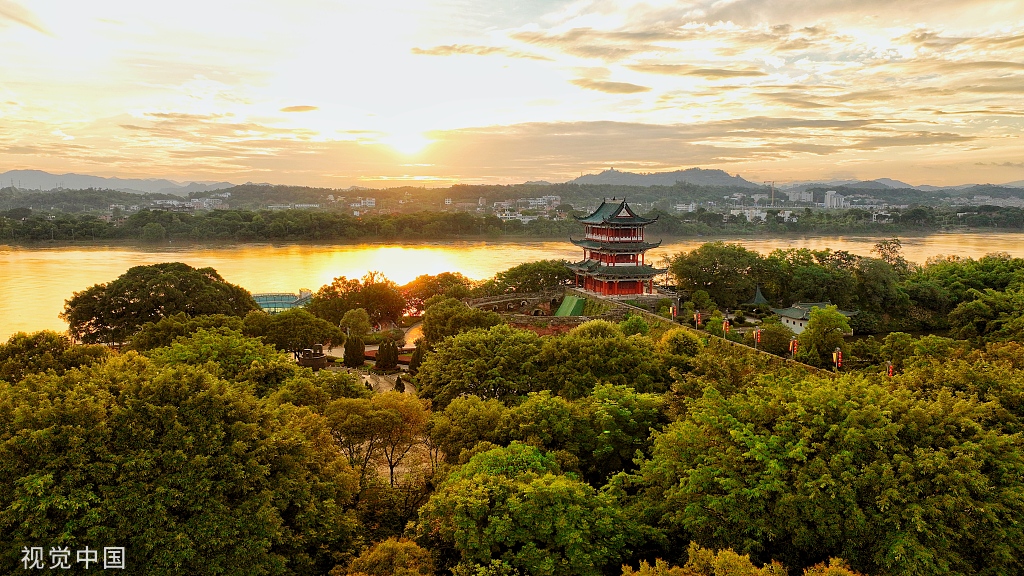 航拍龟角尾公园 古建筑与绿树河流青山相得益彰