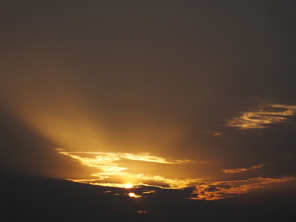 湖北宜昌日出太阳放金光酷似佛光普照