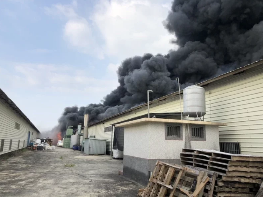高雄市路竹区太平路一家工厂下午发生火灾图自台湾中时新闻网