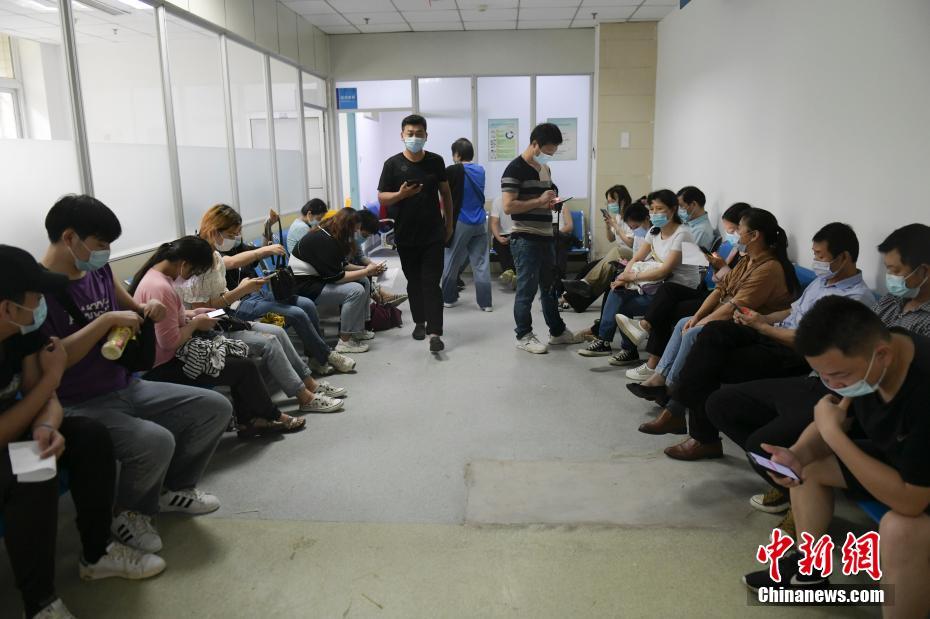 合肥市民雨中有序排队接种疫苗