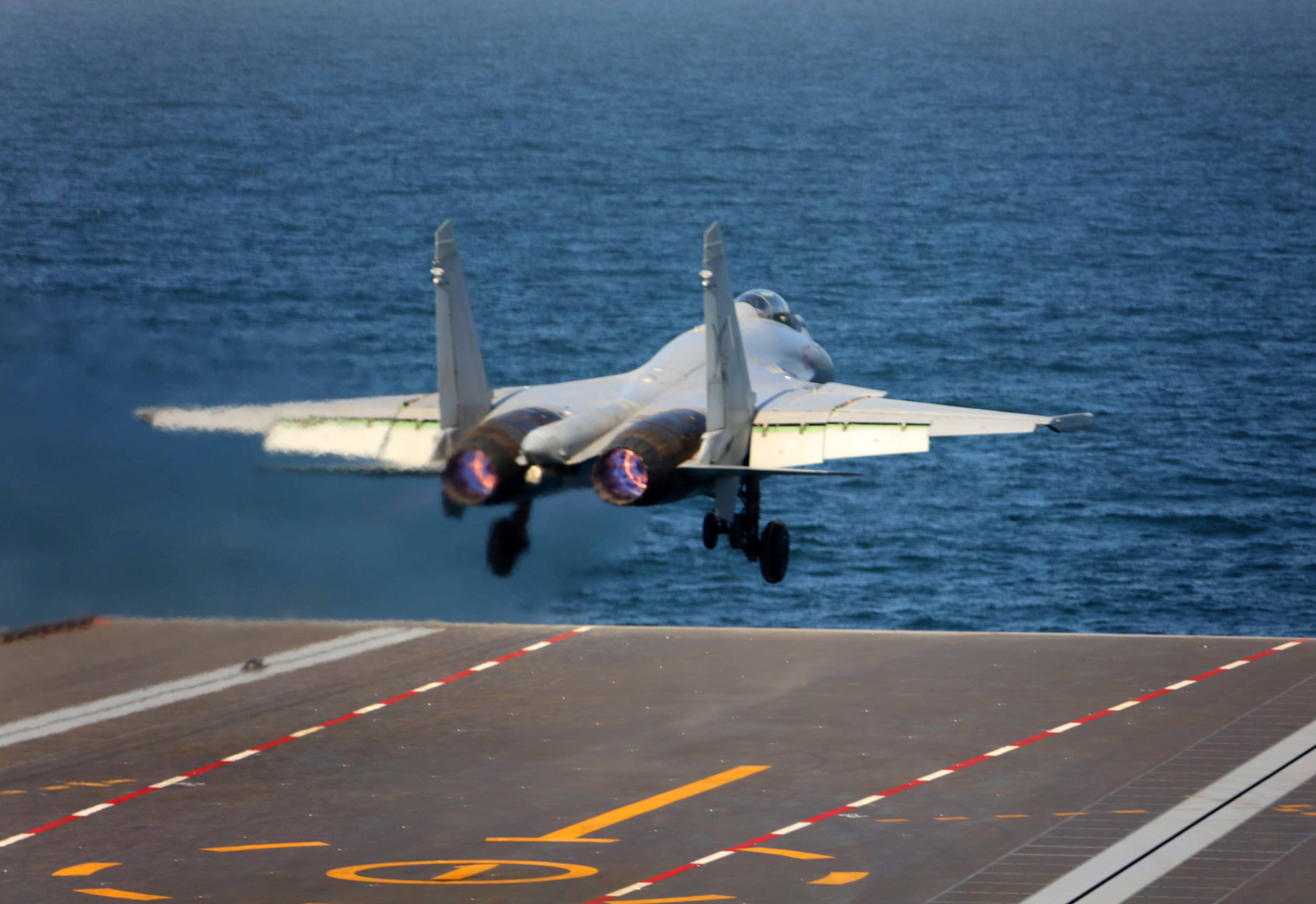 歼-15T舰载战斗机在海军福建舰电磁弹射起飞。这是战机离舰瞬间。李唐 摄