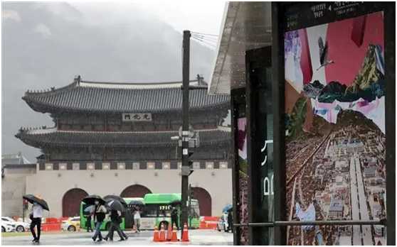 8月底，在位于首尔市中心的光化门广场附近，公然展出了日本对朝鲜半岛进行殖民统治时期，首尔市容的宣传海报。图自韩媒